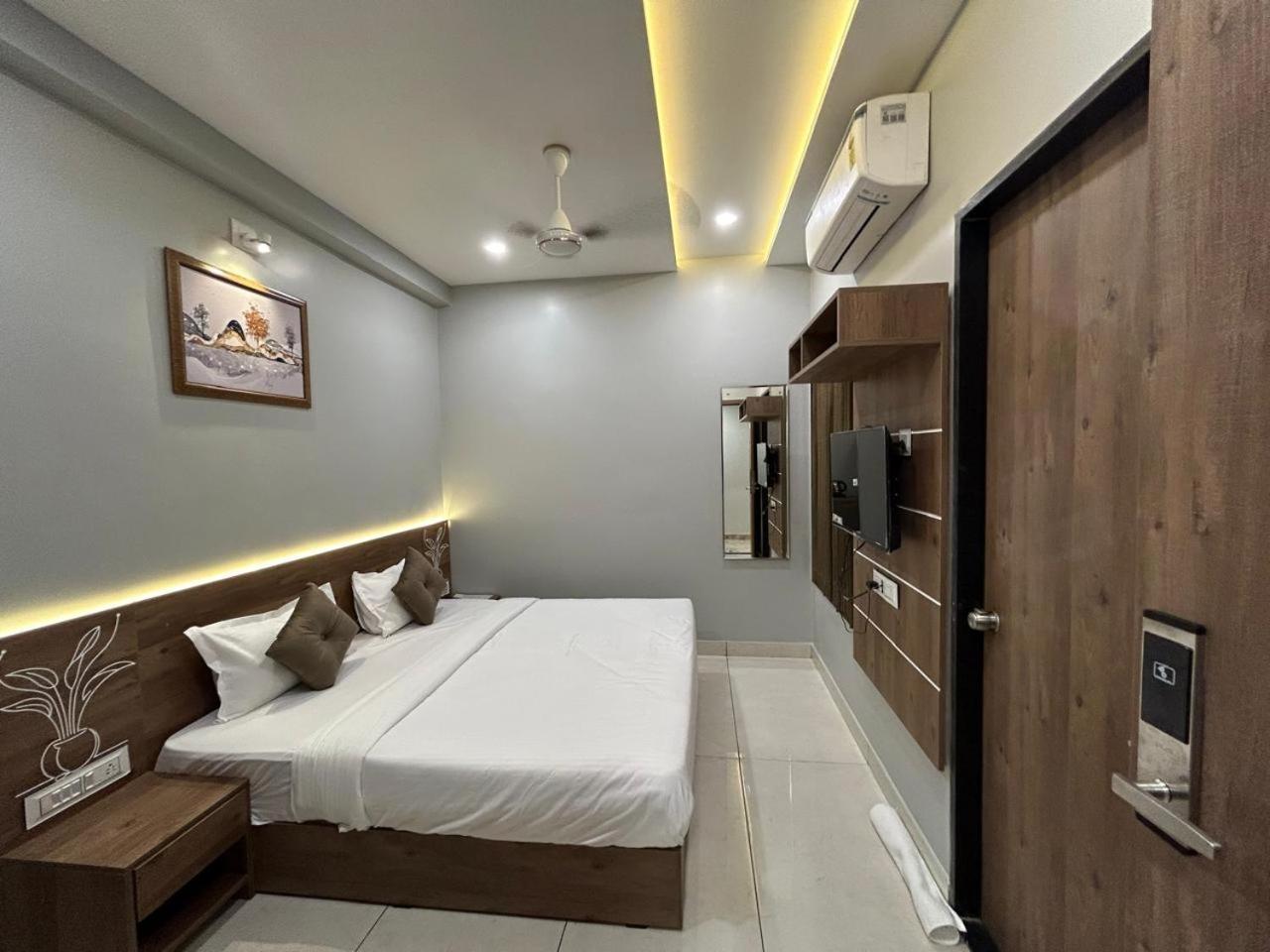Hotel Holiday Icon Dwarka  Exterior photo