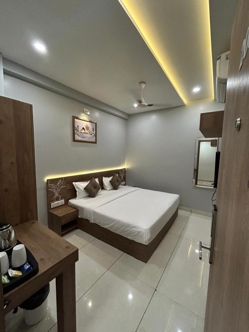 Hotel Holiday Icon Dwarka  Exterior photo